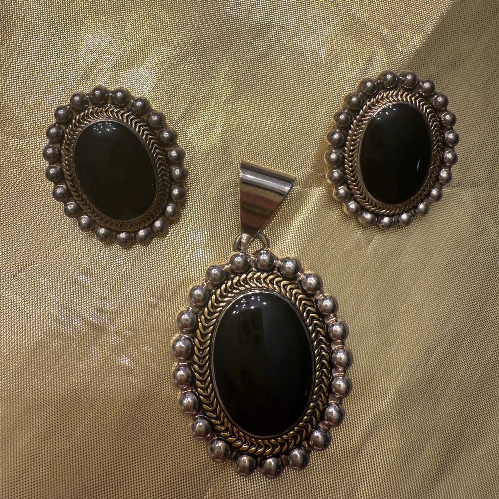 Elegant Black and Silver Jewelry Set